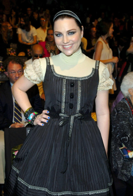 amy-lee-front-row-at-anna-sui-spring-2008-collection-during-v0-e26dxe05xw9e1_jpg.png