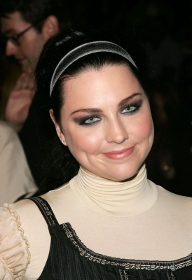 amy-lee-front-row-at-anna-sui-spring-2008-collection-during-v0-mcgm28t5xw9e1_jpg.png