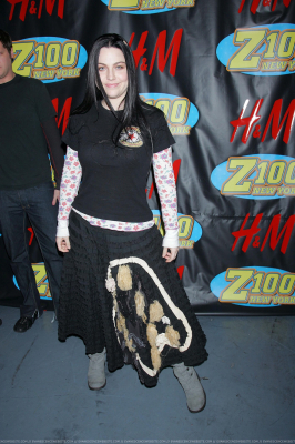 Keywords: amy lee,evanescence,jingle ball,jingle ball 2006,hm artist gift lounge,gift lounge,2006