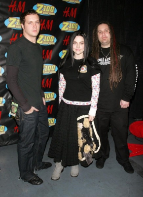 Keywords: amy lee,evanescence,jingle ball,jingle ball 2006,hm artist gift lounge,gift lounge,2006