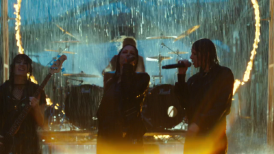 Keywords: amy lee,amy photos,amy pic,fight like a girl,flag